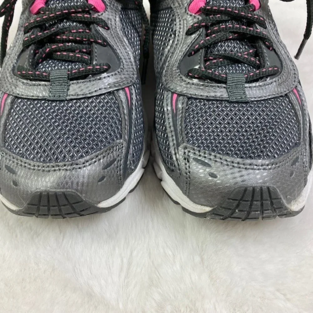 LIKE NEW Fila Women's Silver‎ & Sugarplum Quadrix Running Shoe, size 10